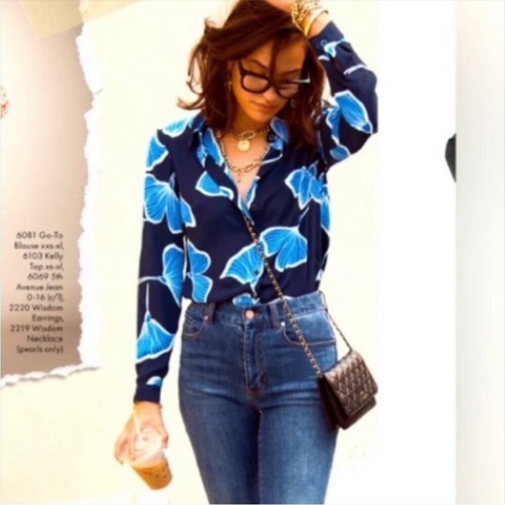 Cabi Regal navy blue white floral button down top size Medium #6080